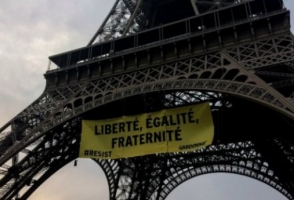 На Эйфелевой башне вывесили баннер против Ле Пен